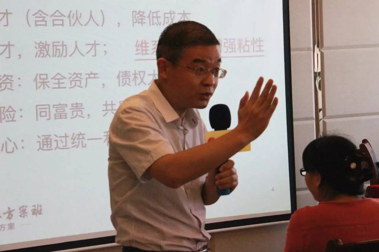 答:1,自己在这点时间内,学习,成长的感受,部队副班长半年总结.