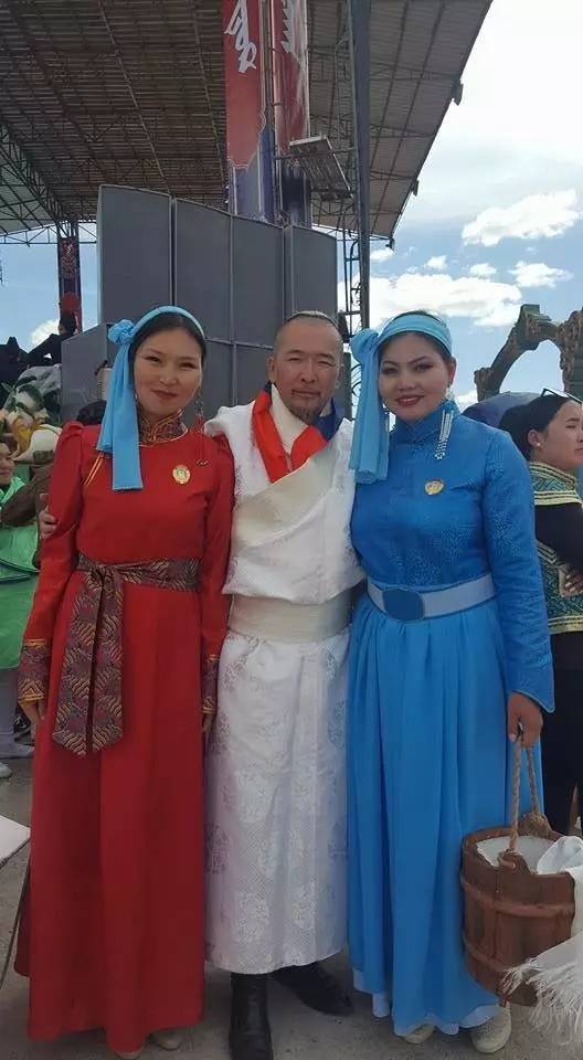 蒙古国家那达慕上的明星蒙古袍装扮,太美了