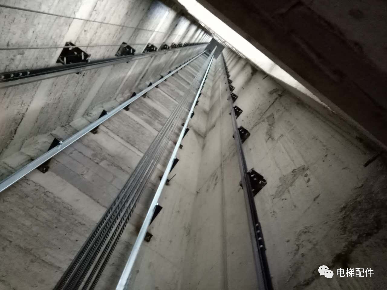 德奥电梯配导轨支架1.5米一档,井道很漂亮