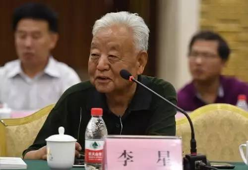 中国小说学会副会长,著名文学评论家李星