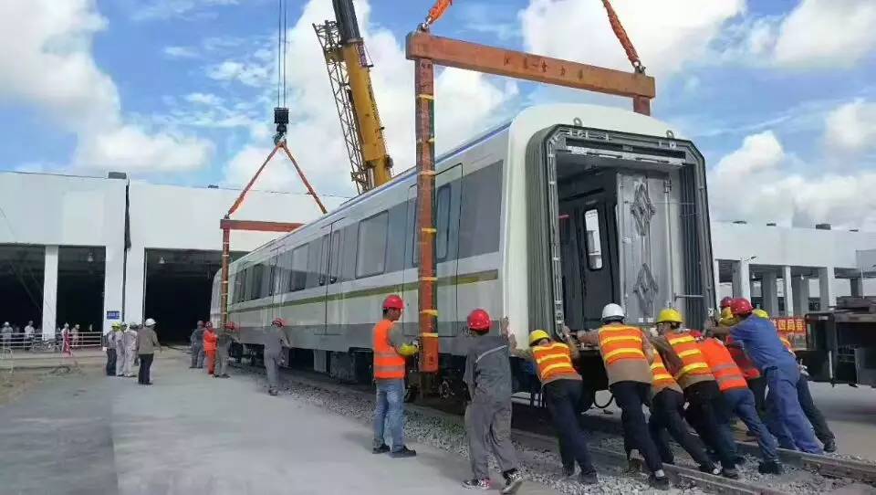 6月28下午,广州地铁首列8节编组a型列车成功放入13号线首期官湖车辆段