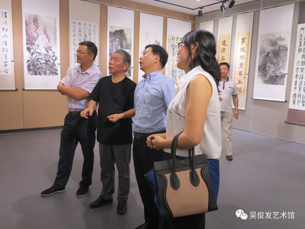 这次展览展出书画作品105件,而且还邀请到了全国知名书画家的书画精品