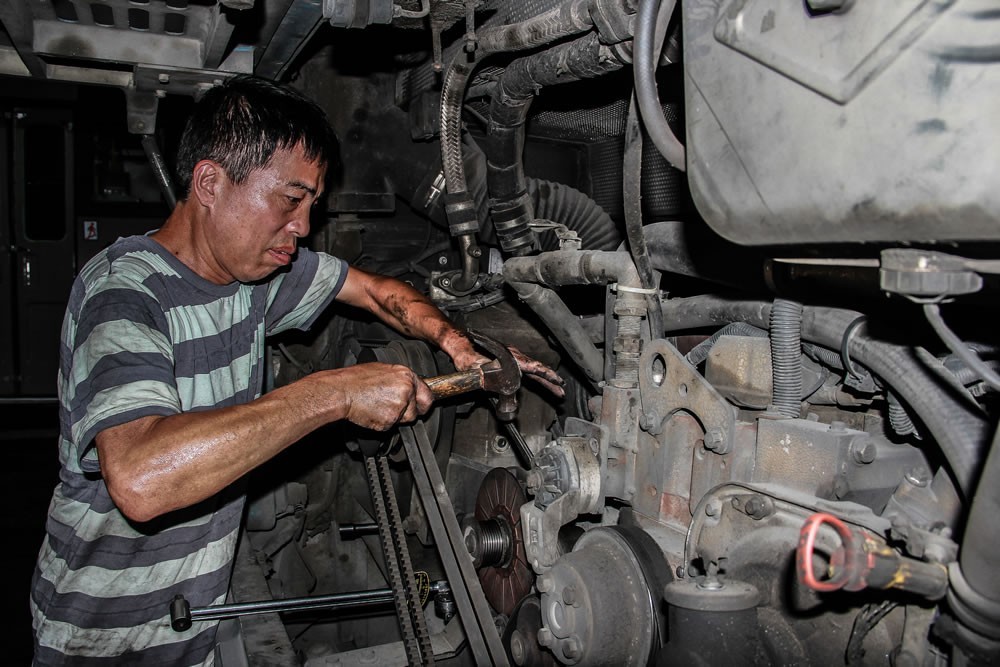 福州公交集团维修中心的维修工人正扛着夏日热浪与污浊油污的双重考验