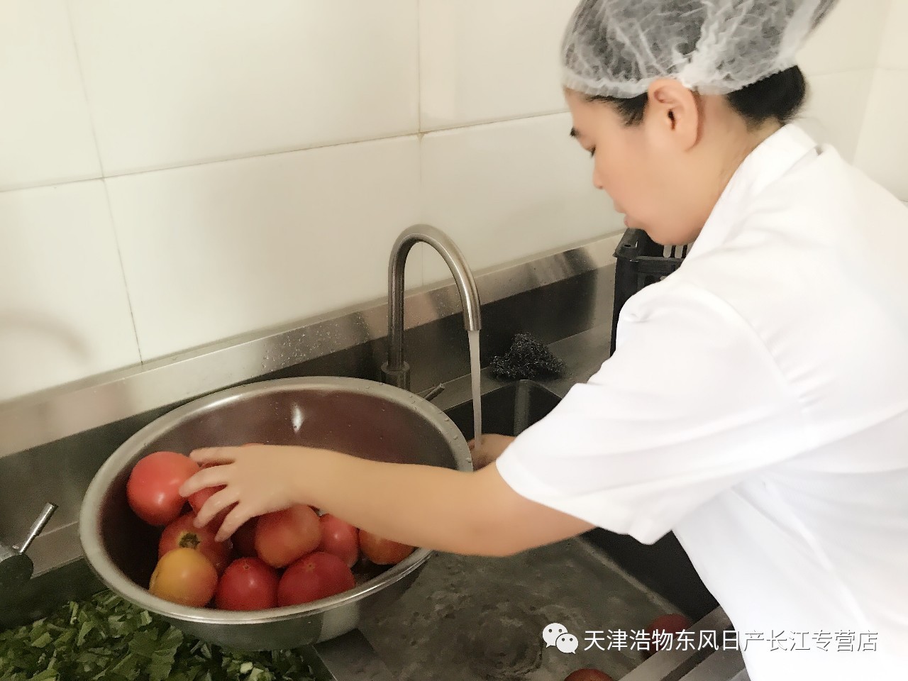 食堂工作人员认真清洗食材