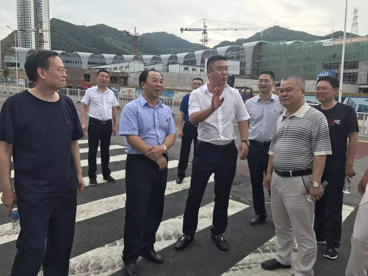 7月13日涪陵区人大副主任姚明勇一行调研渝东国际商贸城