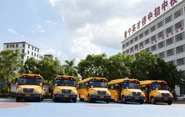 快讯普宁国英学校精细管理保障学生乘坐校车安全