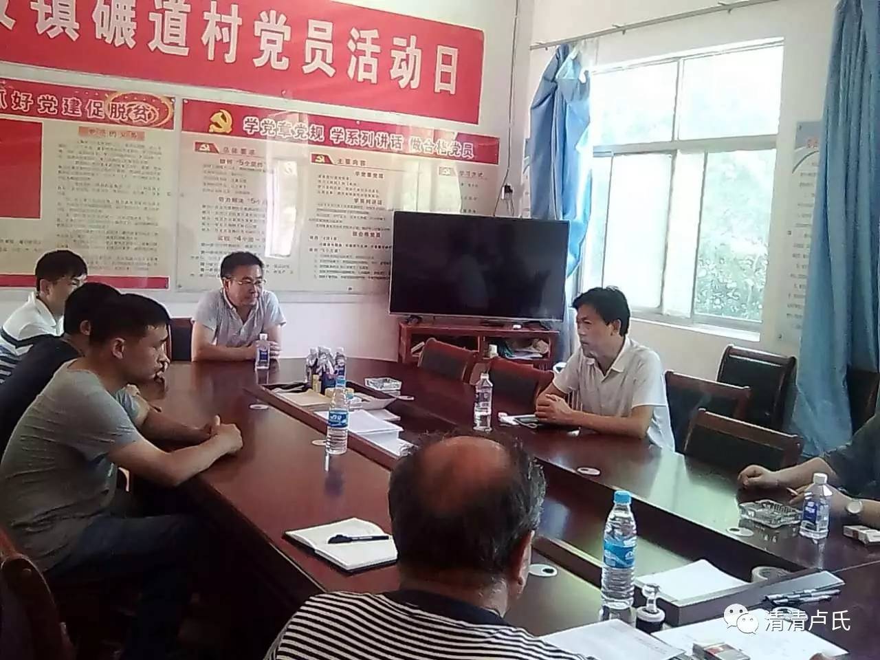 县农村公路管理局有关人员,深入官坡镇丰庄,育林,碾道三个贫困村指导