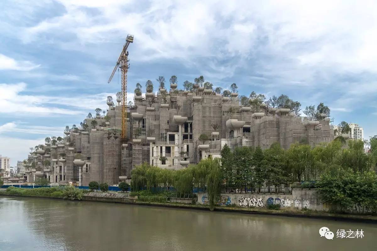 超大奇葩建筑惊现上海普陀，宛如古巴比伦空中花园!