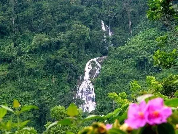 美丽的百花岭下百花湖水库,风情摇曳,湖中小岛与湖边山川山水相映