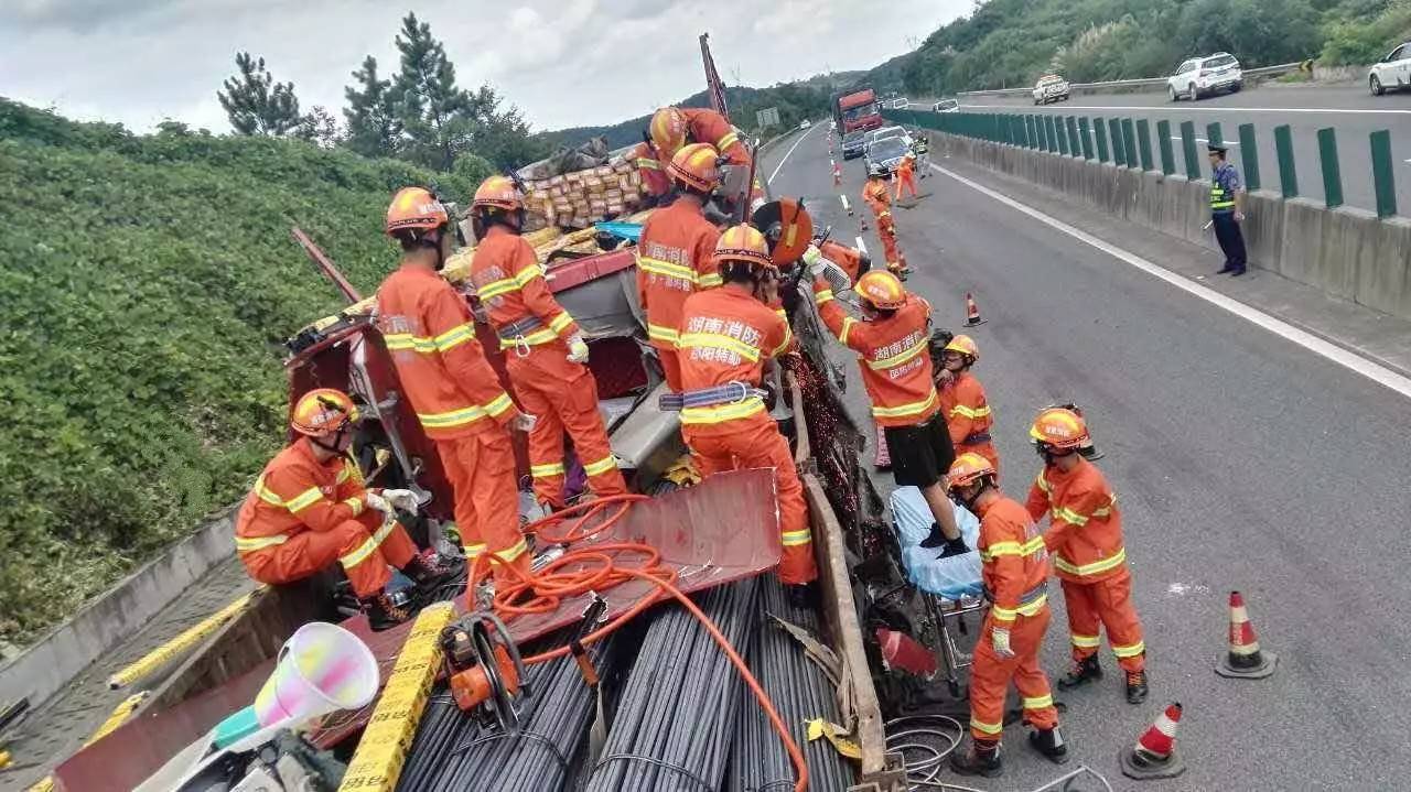 通知消防,施救,养护,120赶到现场联合救援;设置好事故现场的警示标志