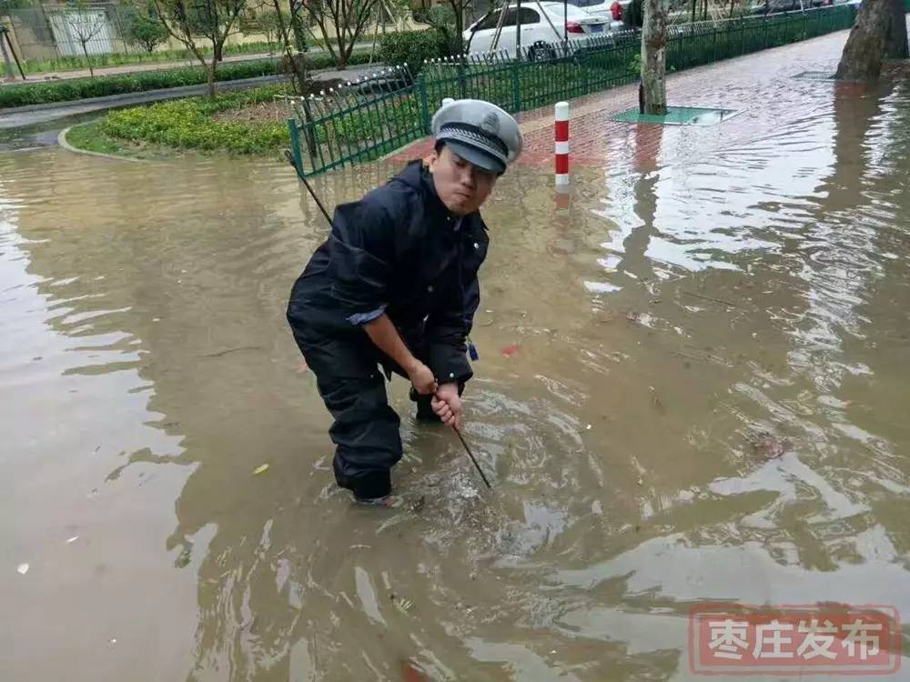 枣庄暴雨,小编带你看海,摸鱼,抓虾,在马路上游泳划船!