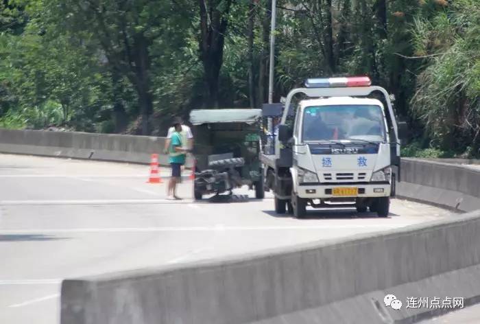 现场昨日中午连州半岭车祸现场一人当场