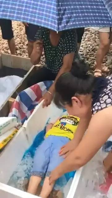 很多人都想知道的"小孩泡沫箱冰冻死亡"视频!真相来了.