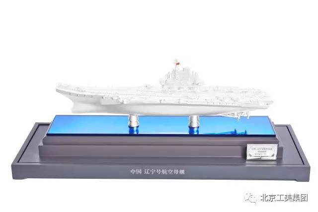 ——中国首艘航空母舰辽宁舰纯金(左)纯银(右)模型
