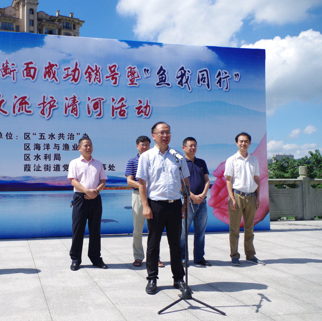 街道党工委副书记葛冠丹介绍省控栅浦闸断面消劣情况 炎炎夏日,难以