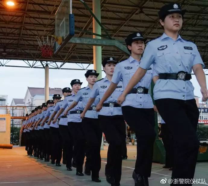 上胸线定摆臂顶帽子绑沙袋这个夏天警校生在训练