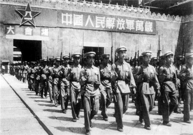 行进中的中国人民解放军队伍.资料图片