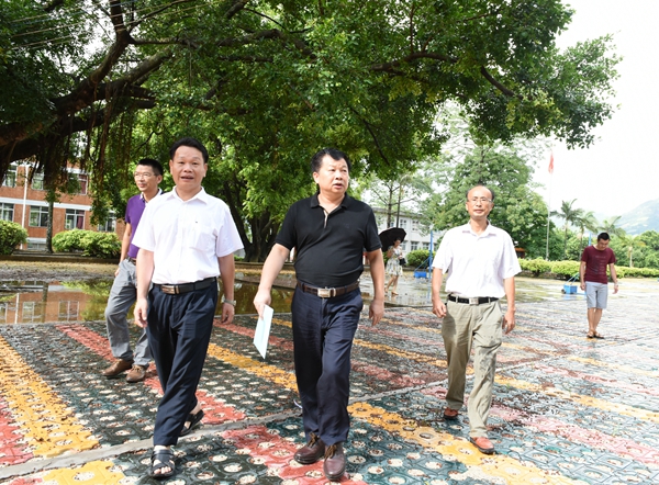 李悦双局长在大南山中学李悦双局长在陂沟小学李悦双局长在灰寨小学