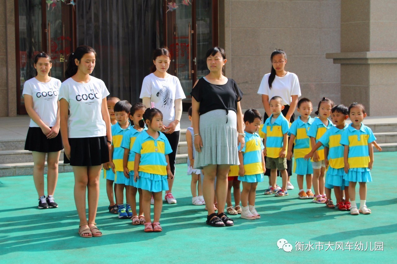 大风车幼儿园升旗仪式正式开始,小朋友们穿着整齐的园服,像解放军叔叔