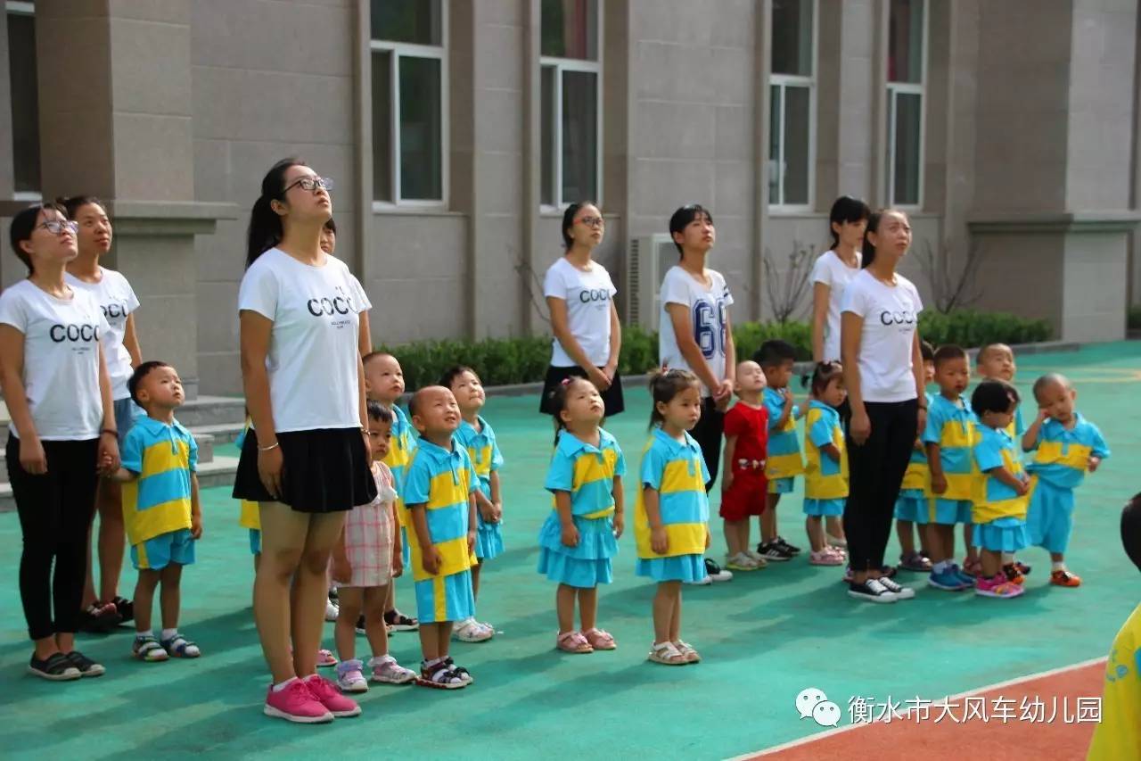 大风车幼儿园升旗仪式正式开始,小朋友们穿着整齐的园服,像解放军叔叔