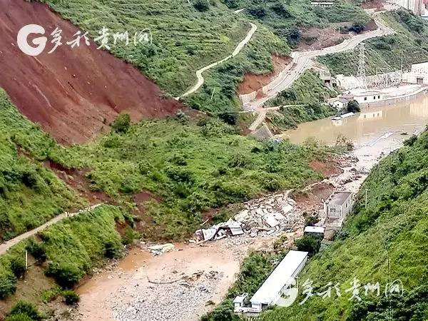 突发普安楼下糯东温泉处山体滑坡致9户房屋压毁