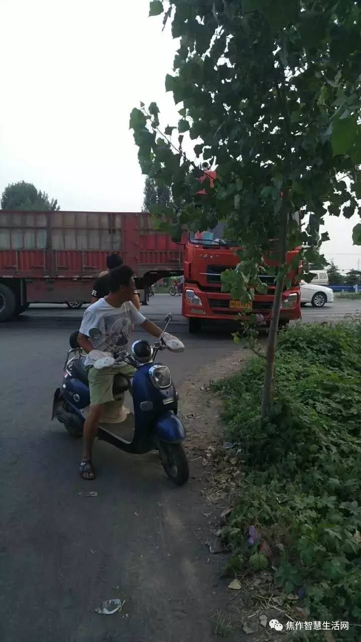 焦作北石涧附近道路发生车祸,大货车撞翻电动车!