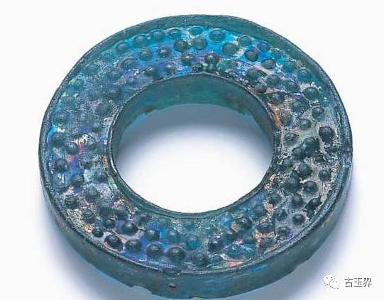 中国古代最初制作琉璃的材料,是从青铜器铸造时产生的副产品中获得的