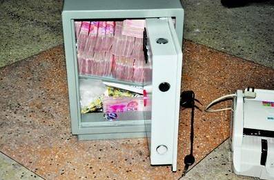 发现家里的防盗门被人技术开锁入室,将卧室内的保险柜(内有现金30000