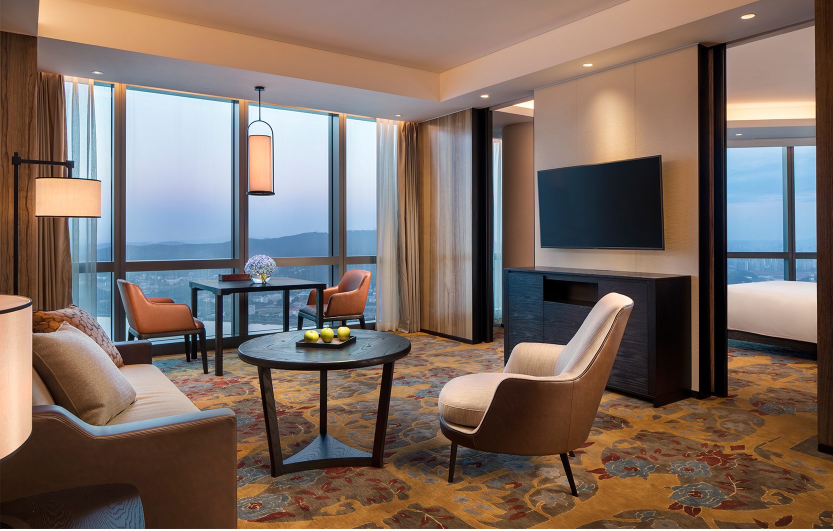 【每日晨说】华远国际中心引进华中首个超五星君悦酒店，重塑一个时代的商务新体验