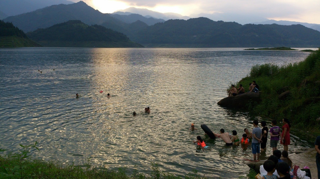 湖边还有人游野泳,虽说穿了救生衣,但每年中国都有下河游泳被淹死的