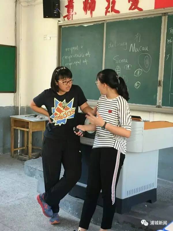 这帮清华大学生来到浦城二中