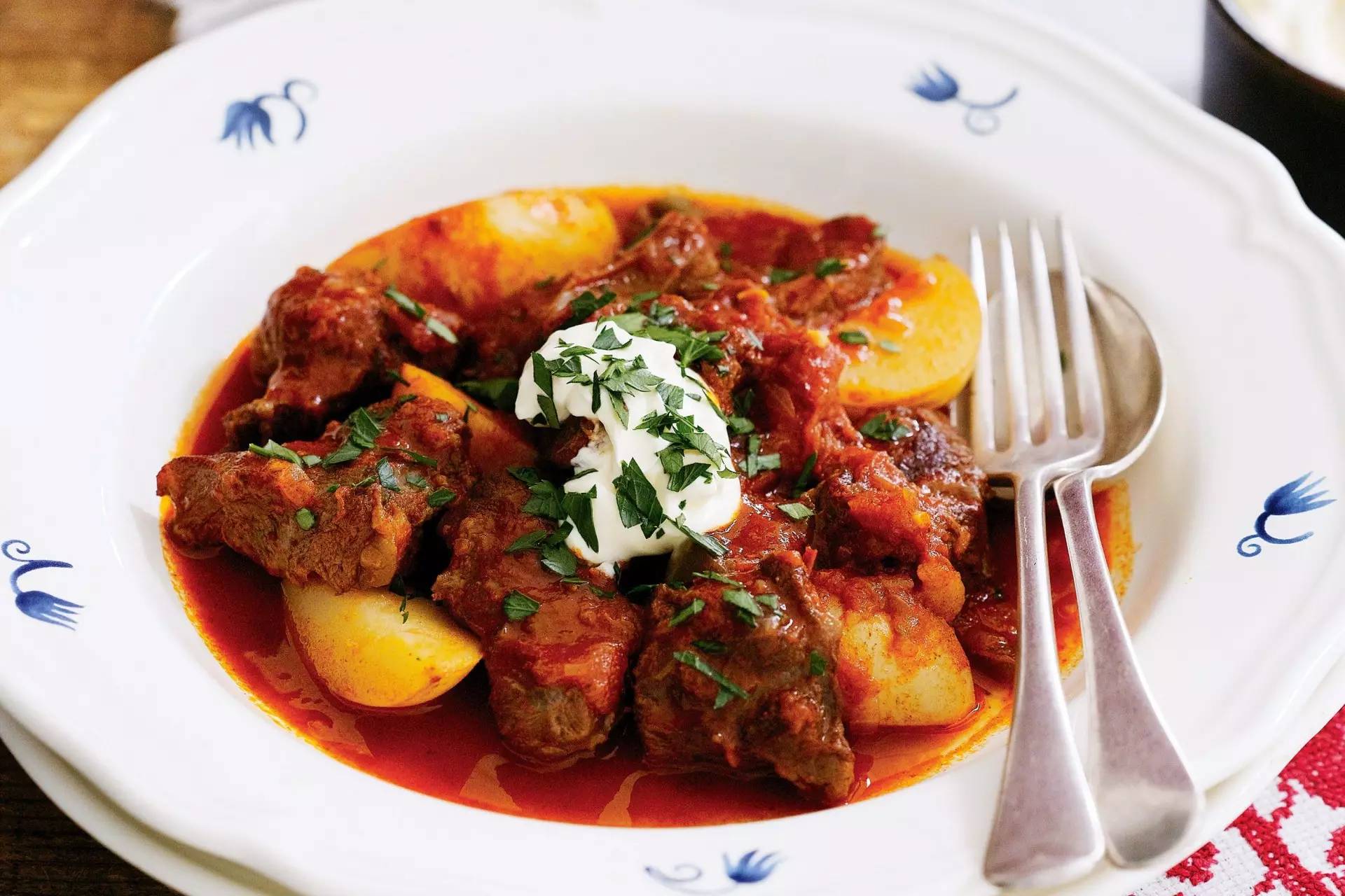 在桌上的传统匈牙利菜炖牛肉汤 库存图片. 图片 包括有 视图, 膳食, 辣椒粉, 石头, 蕃茄, 食物 - 131881959