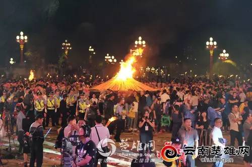 昨夜,楚雄2017彝族火把节祭火大典场面极其壮观!(现场