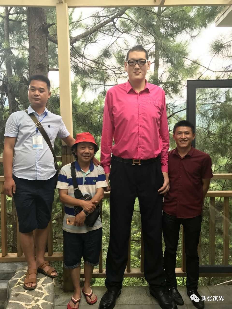张欢,31岁,山东省枣庄市薛城区人,身高2.38米,体重163公斤,脚长
