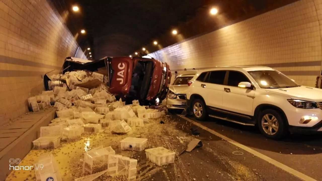 刚刚都九高速湖口隧道内发生重大交通事故