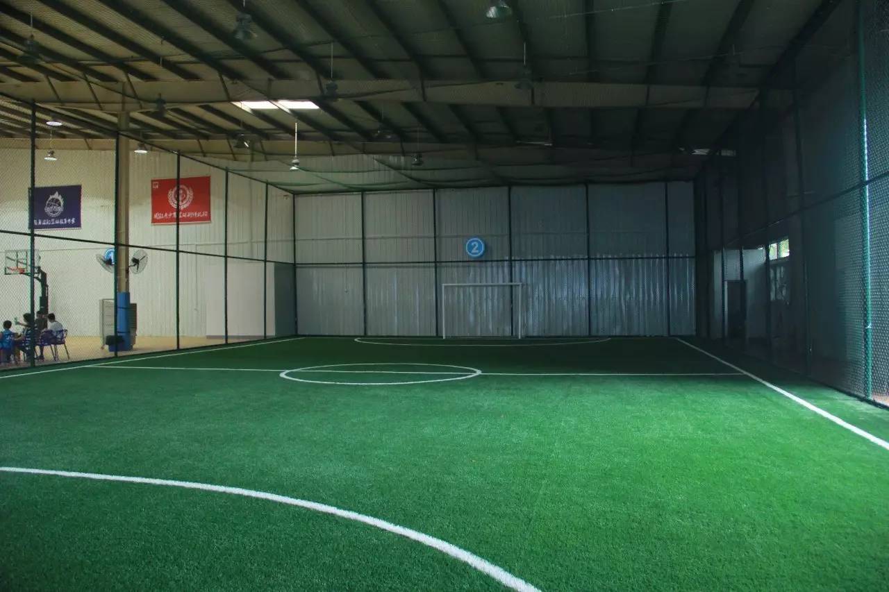 室内五人制的足球场,爱踢足球的你,也能在这里感受绿茵场的魅力!