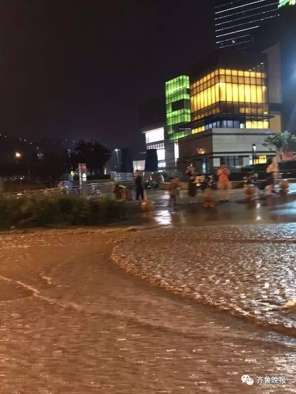 济南晚上这场狂风暴雨似台风过境:路边海浪滚滚,店铺漏雨倒灌…一早一