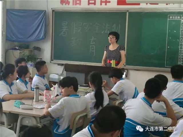 片图图文供稿:学生处王鹏主任此次由律师,法官带来的暑假学生安全法制