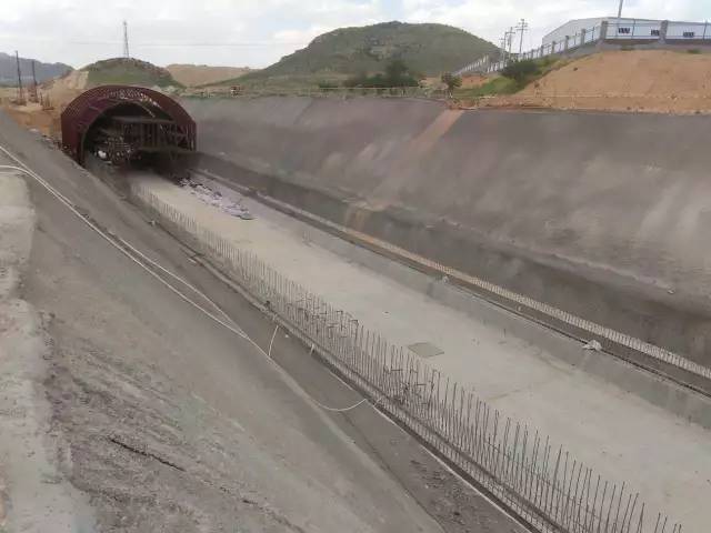 【宣化城建】京张高铁八里村明挖隧道,大干正酣!