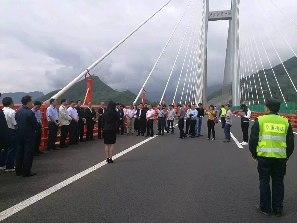抵达北盘江大桥也就是尼珠河大桥后,参会人员现场听取了大桥建设情况
