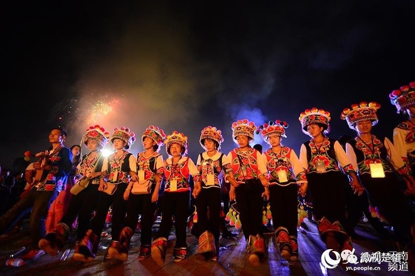 2017楚雄彝乡"祭火大典"万人狂欢 掀起火把节高潮!