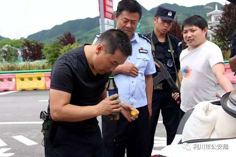 荷枪实弹,警犬,10多名警察…这一幕今天发生在利川白羊塘