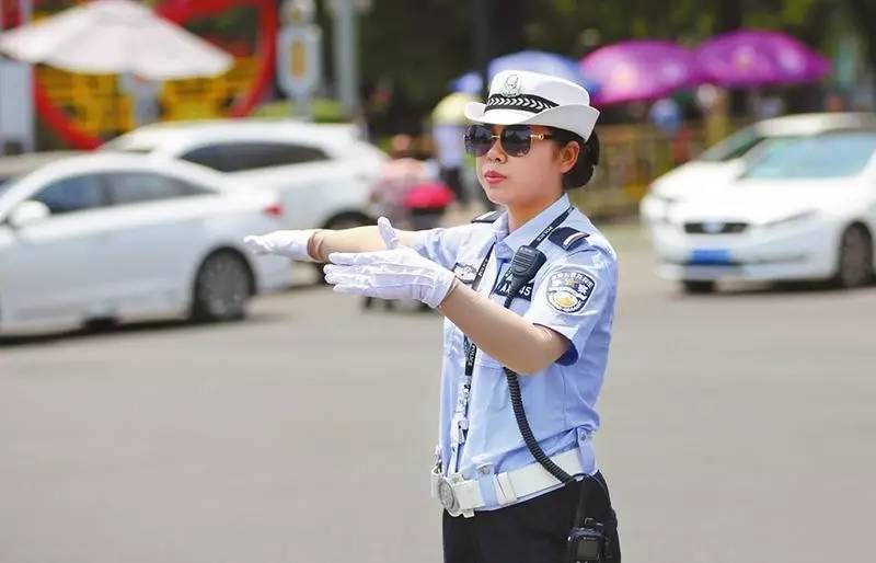 高温天气里指挥交通的女交警 记者 陈飞波摄