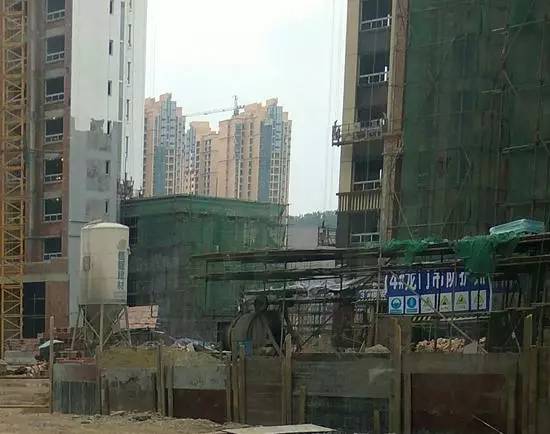 然而南充建筑行业对《条例》仿佛无动于衷,建筑工地自拌砂浆蔚然成风.