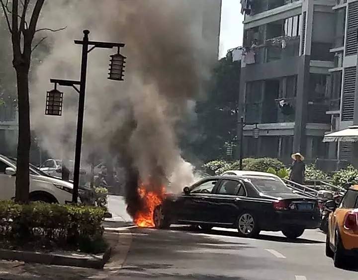 据网友老司机报料:今天中午14点江桥嘉城三期雅颂湾内一辆黑色荣威