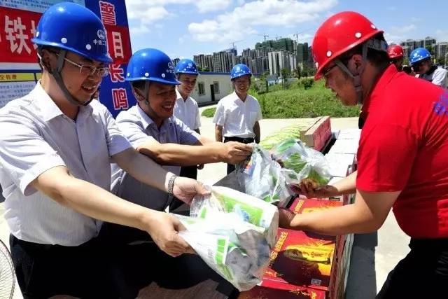 中铁二局党委书记董事长邓元发一行送清凉到一线工地