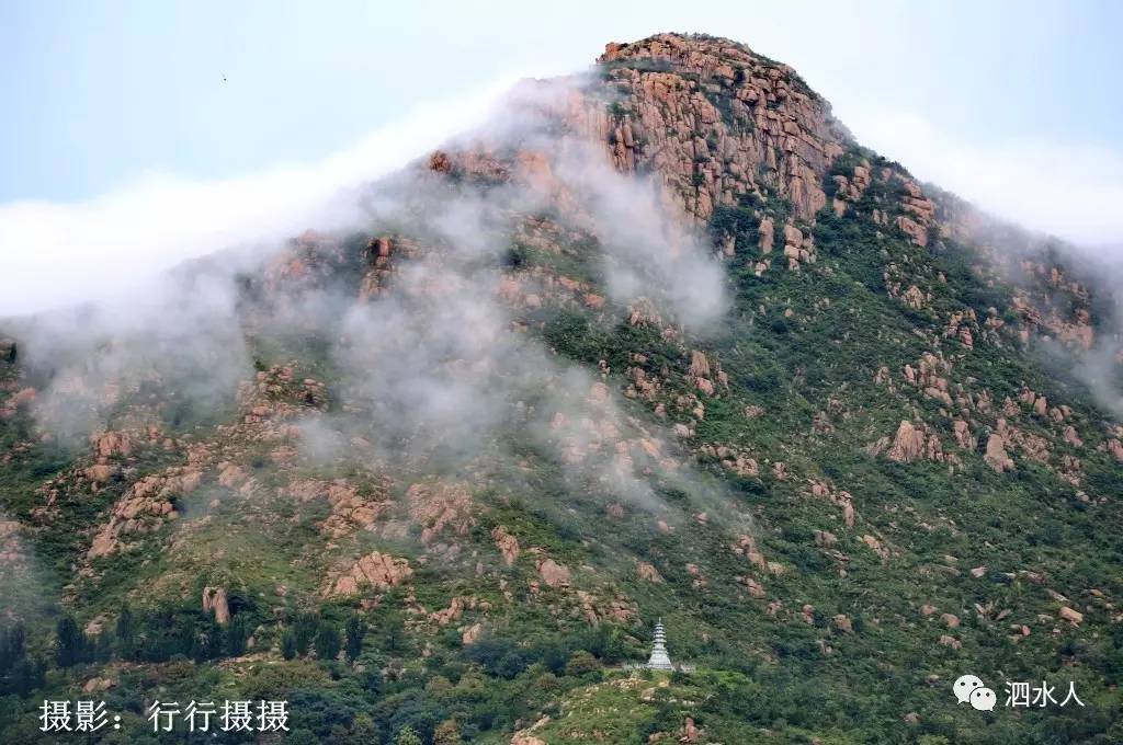 远拍曲阜市九仙山云遮雾绕时的情景(上图)很快我们就来到了西侯幽谷