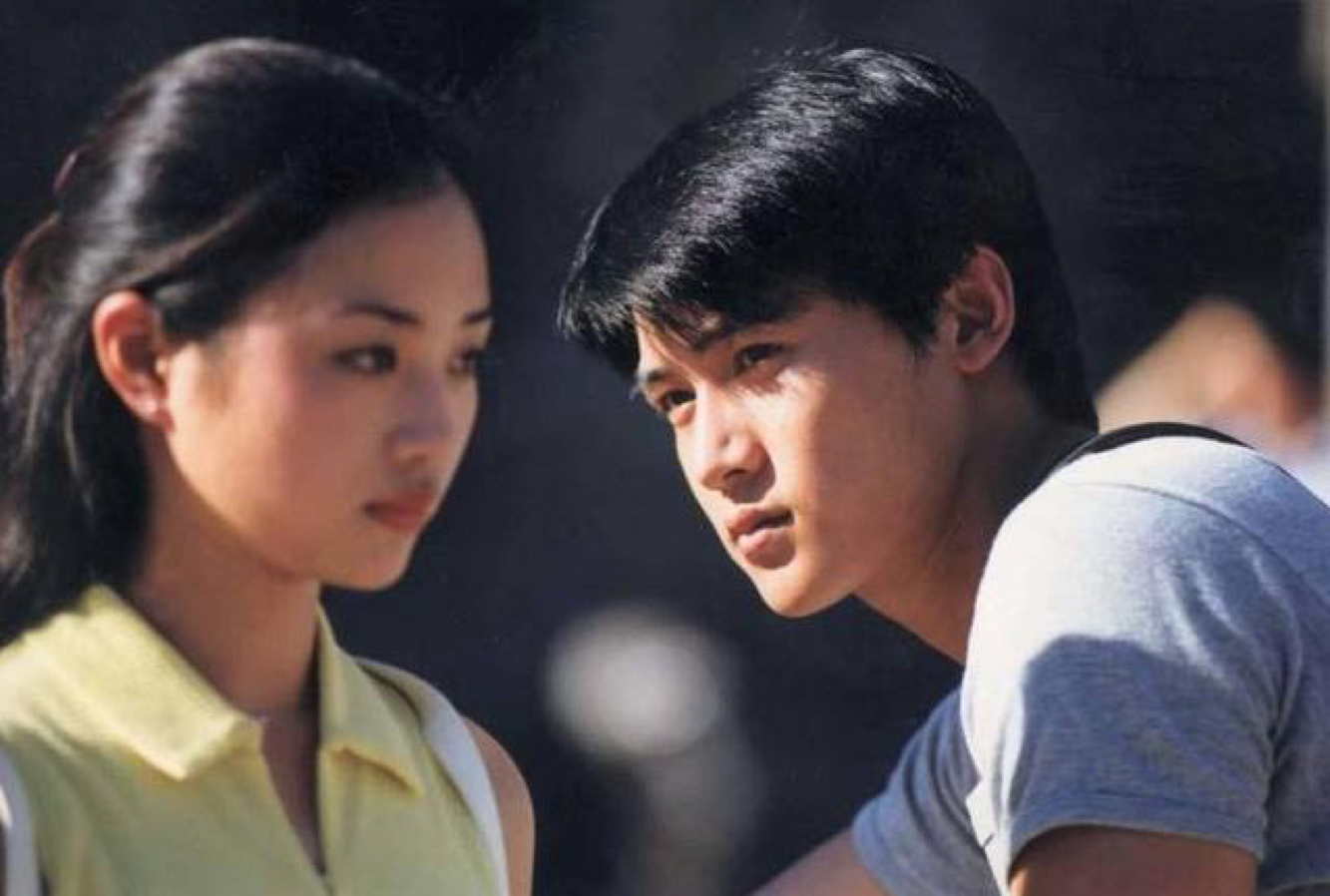 1998年,张龄心因饰演《永不瞑目》中肖童的初恋郑文燕而出道,但初见已