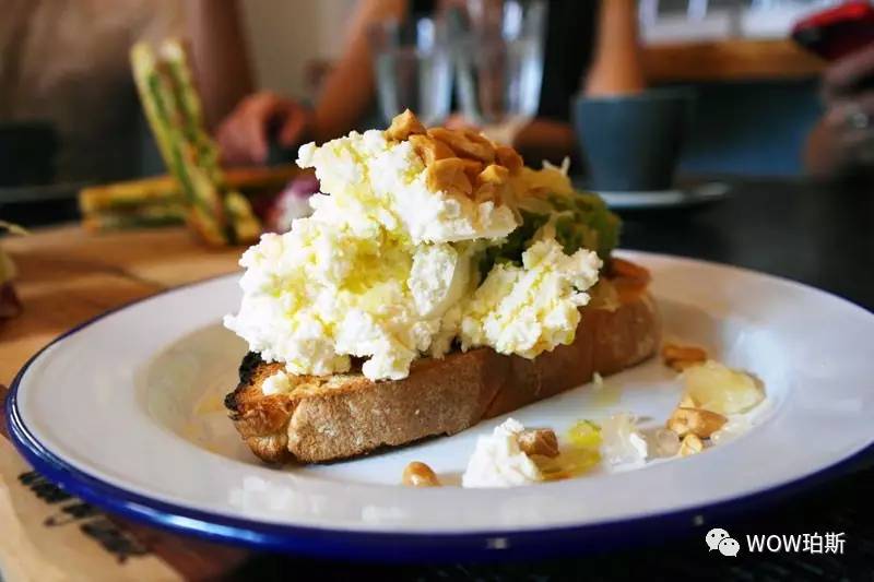 碎蛋吐司 (smashed eggs on toast)