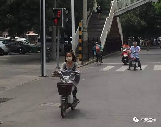 塔南路新安路口非机动车闯红灯民主南路丰收路口行人闯红灯解放路